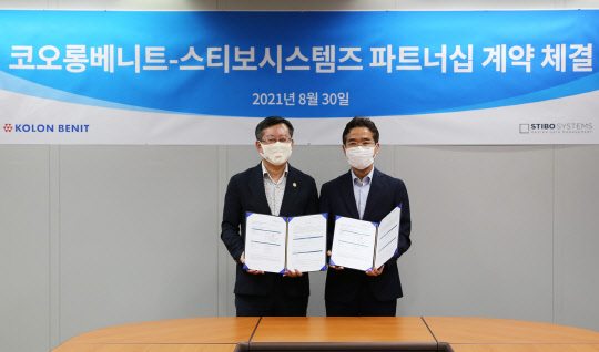 이종찬(왼쪽) 코오롱베니트 ITD본부장과 김승욱 스티보시스템즈코리아 지사장이 기념 사진을 찍고 있다. 코오롱베니트 제공